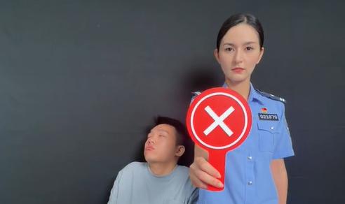 当我用举牌的方式打开禁毒宣传